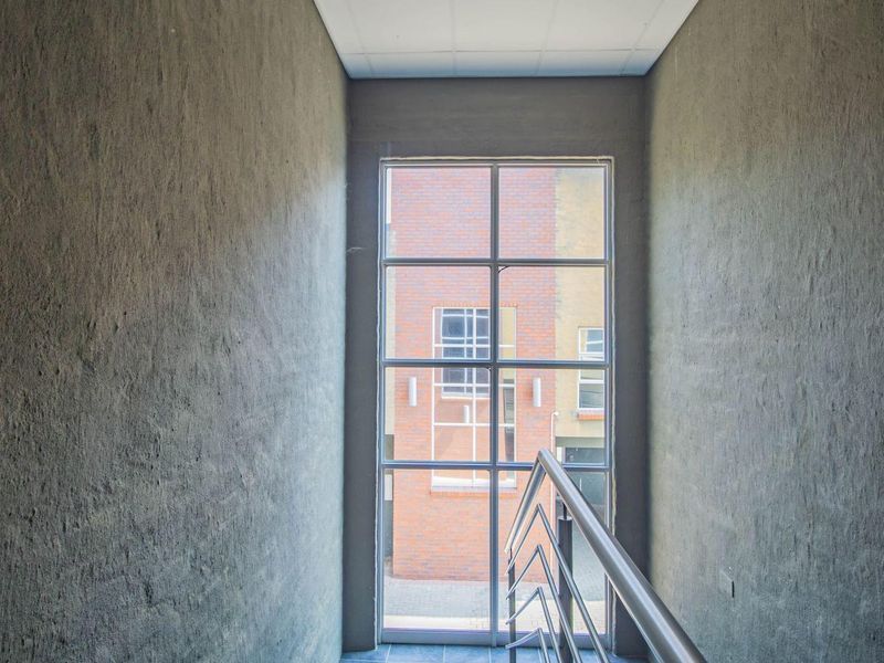 Modern First-Floor Office with Boardroom in Bendor - Photo 8