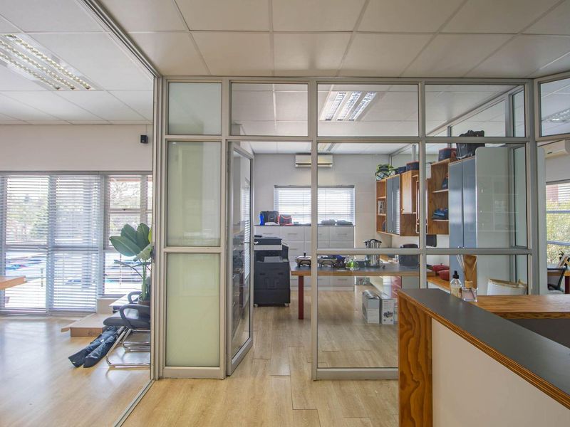 Modern First-Floor Office with Boardroom in Bendor - Photo 9