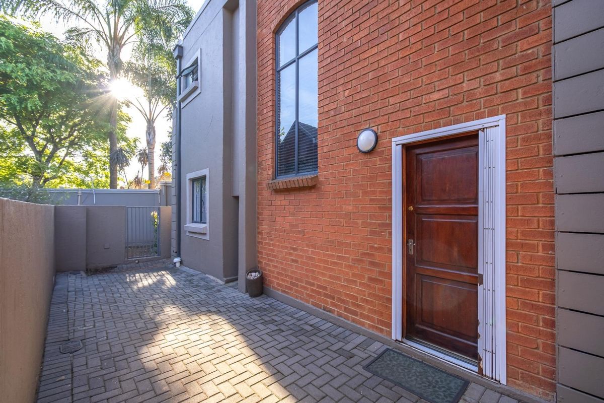 Modern, Secure and Pet-Friendly Townhouse - Photo 3