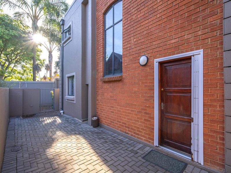 Modern, Secure and Pet-Friendly Townhouse - Photo 3