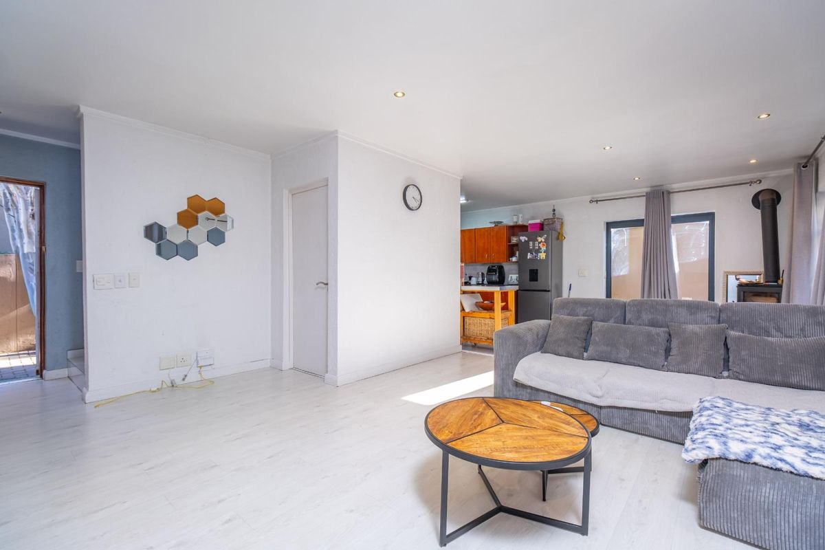 Modern, Secure and Pet-Friendly Townhouse - Photo 5