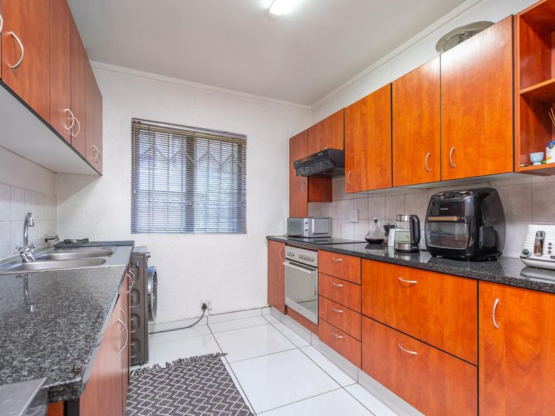 Modern, Secure and Pet-Friendly Townhouse - Photo 8