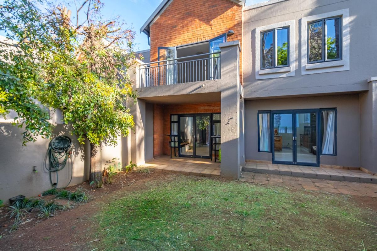 Modern, Secure and Pet-Friendly Townhouse - Photo 2