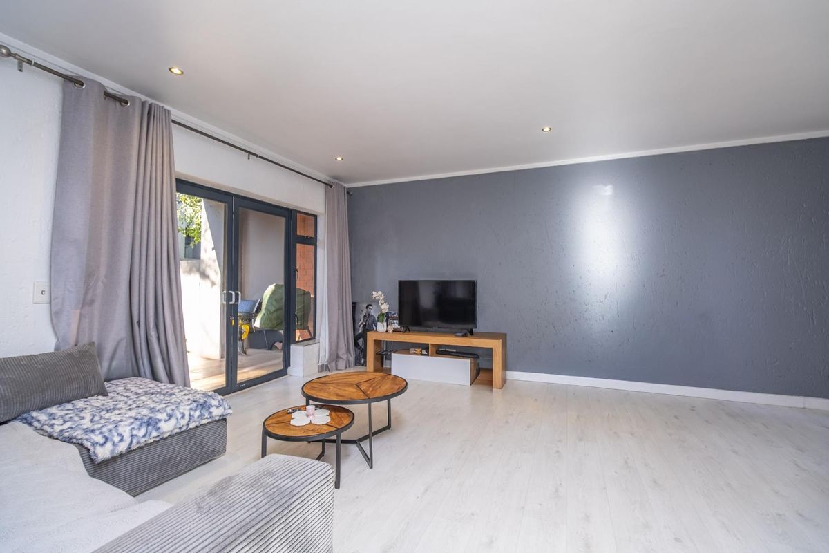Modern, Secure and Pet-Friendly Townhouse - Photo 4