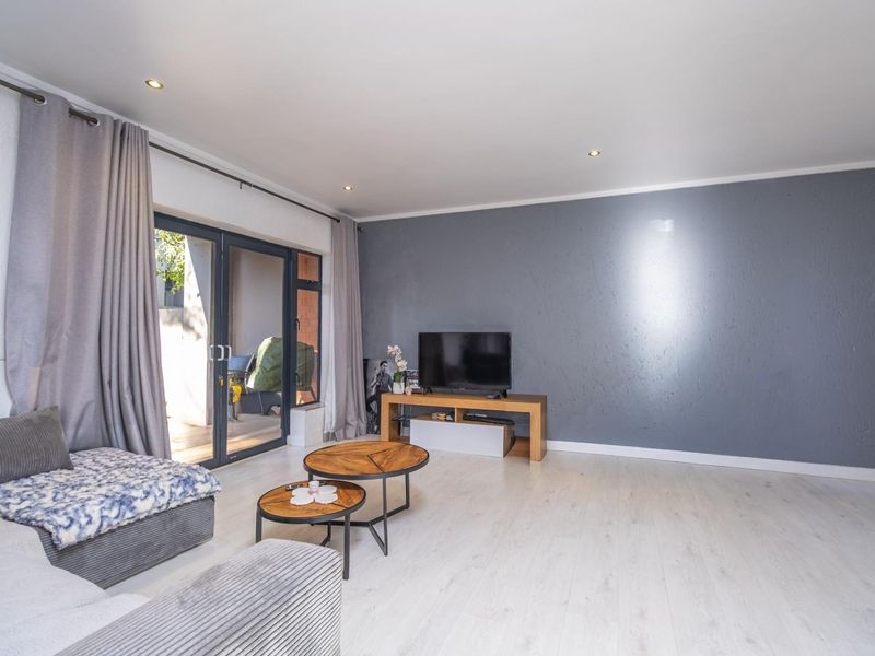 Modern, Secure and Pet-Friendly Townhouse - Photo 4