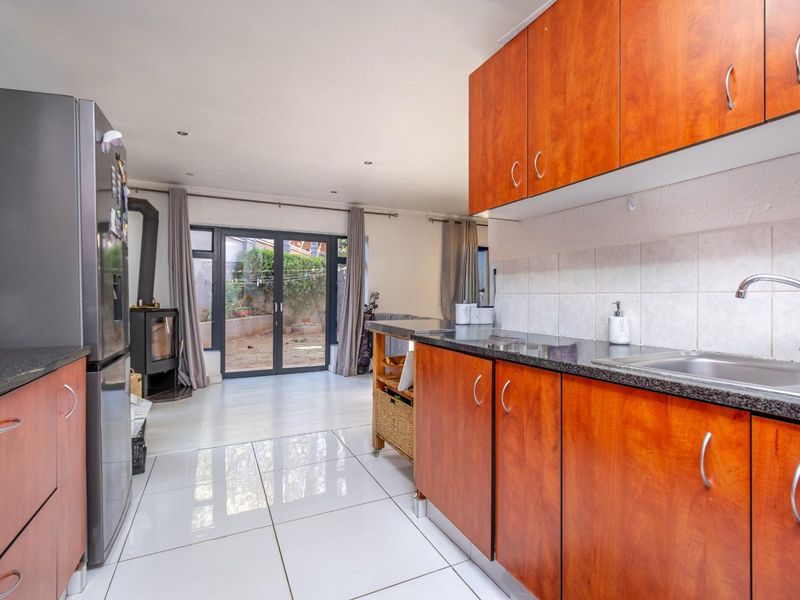 Modern, Secure and Pet-Friendly Townhouse - Photo 10