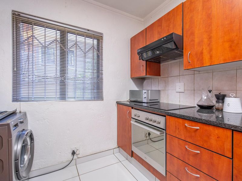 Modern, Secure and Pet-Friendly Townhouse - Photo 8