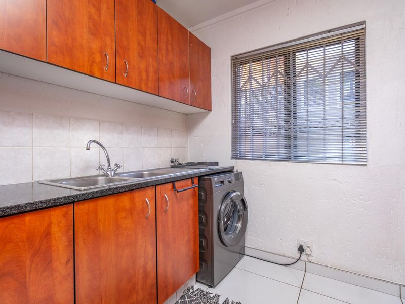 Modern, Secure and Pet-Friendly Townhouse - Photo 9