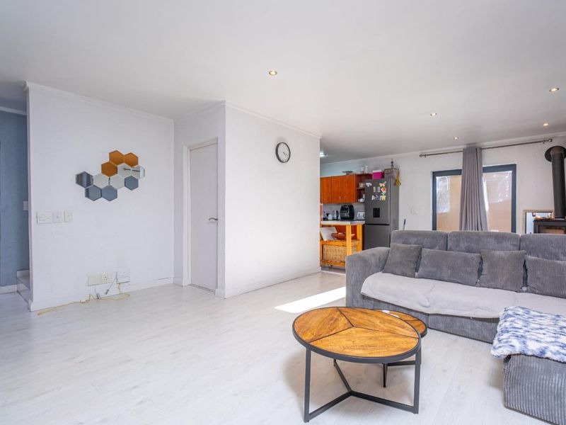 Modern, Secure and Pet-Friendly Townhouse - Photo 3