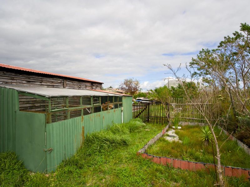 Located in Betty's Bay, is this challenging project for the creative people out there. - Photo 9