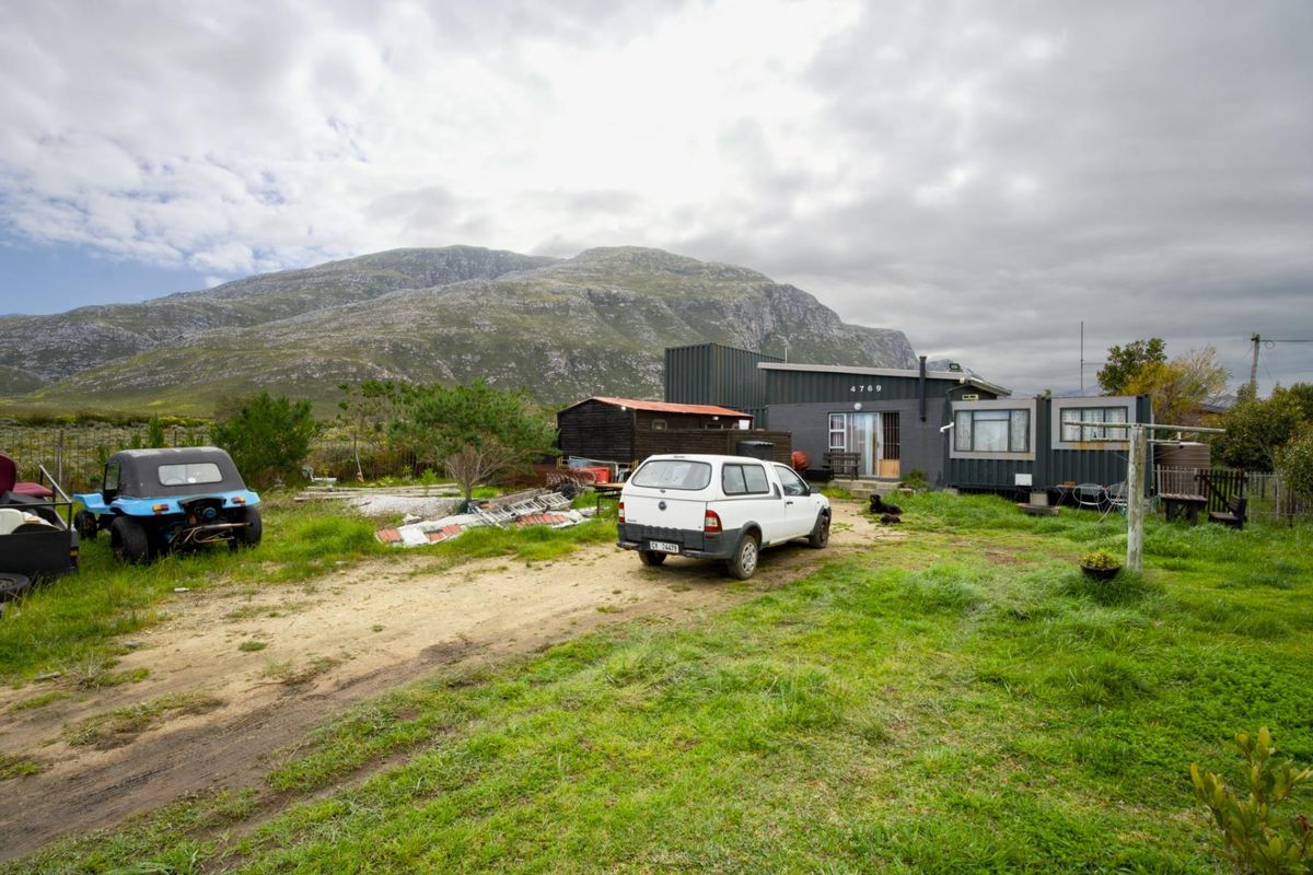 Located in Betty's Bay, is this challenging project for the creative people out there. - Photo 2