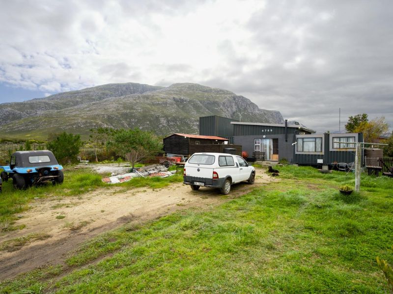 Located in Betty's Bay, is this challenging project for the creative people out there. - Photo 2
