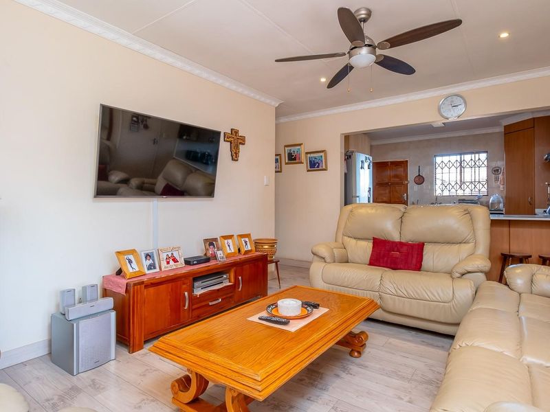 Stunning house in a secure, private complex - Photo 9