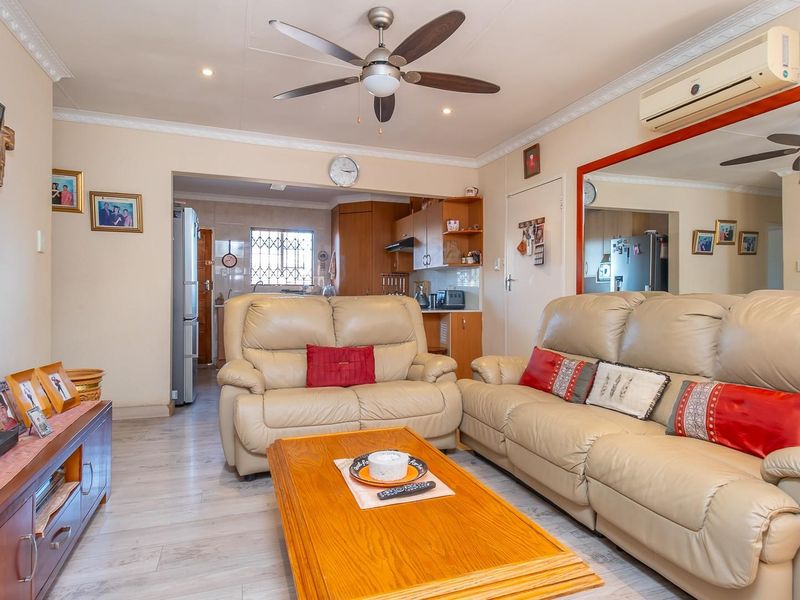 Stunning house in a secure, private complex - Photo 8