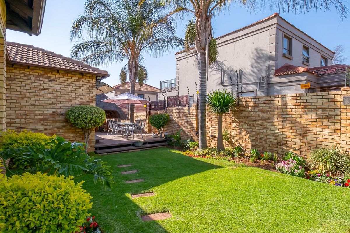 Stunning house in a secure, private complex - Photo 2