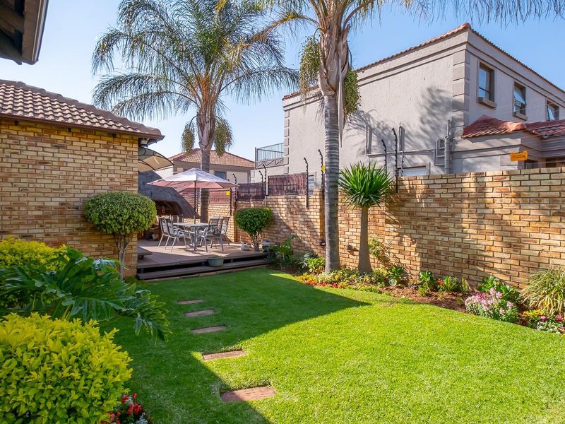 Stunning house in a secure, private complex - Photo 2