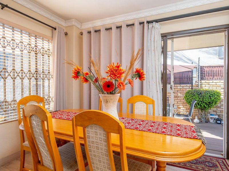 Stunning house in a secure, private complex - Photo 7