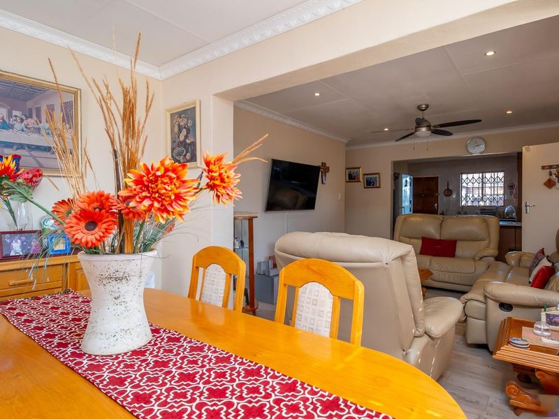 Stunning house in a secure, private complex - Photo 6