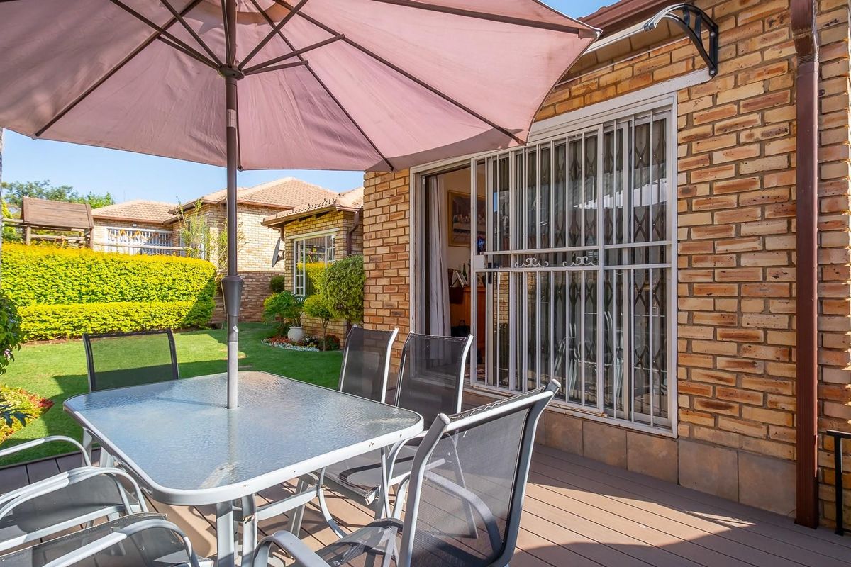 Stunning house in a secure, private complex - Photo 4