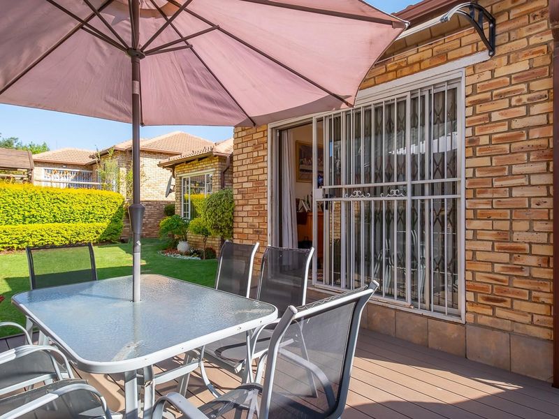 Stunning house in a secure, private complex - Photo 4