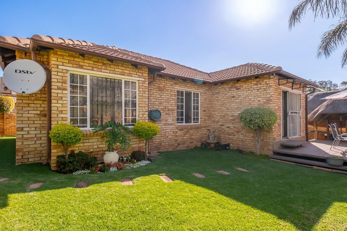 Stunning house in a secure, private complex - Photo 3