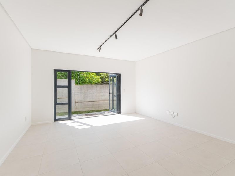 Modern Living in Honeydew Country Estate: 3 Bedrooms, 2 Bathrooms! - Photo 10