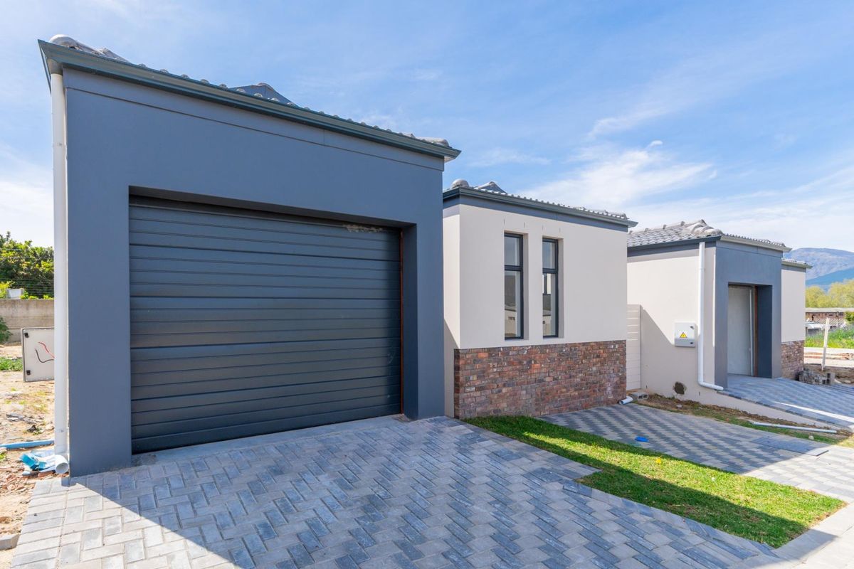 Modern Living in Honeydew Country Estate: 3 Bedrooms, 2 Bathrooms! - Photo 2