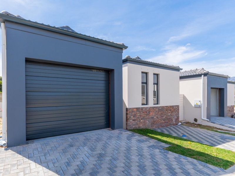 Modern Living in Honeydew Country Estate: 3 Bedrooms, 2 Bathrooms! - Photo 2