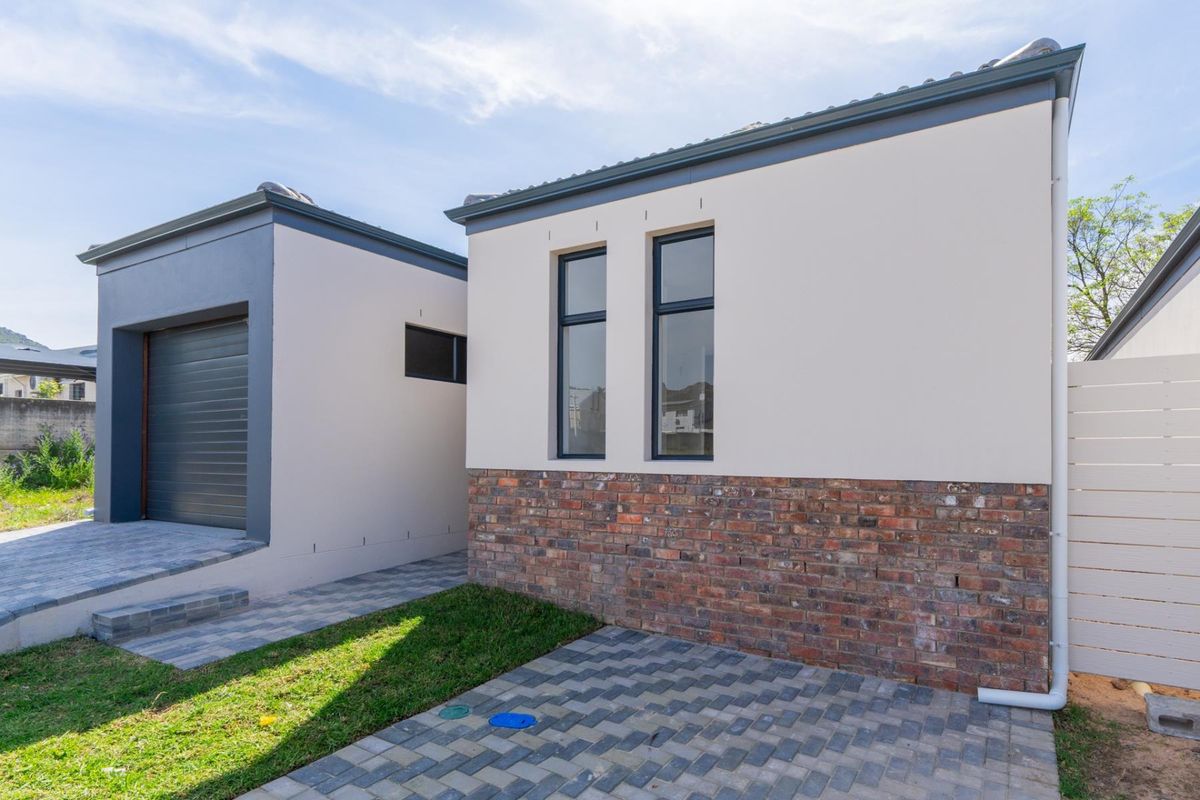 Modern Living in Honeydew Country Estate: 3 Bedrooms, 2 Bathrooms! - Photo 3