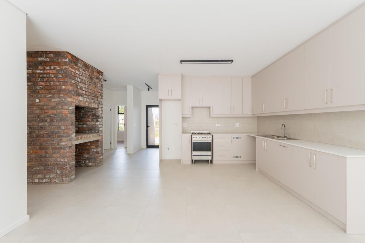 Modern Living in Honeydew Country Estate: 3 Bedrooms, 2 Bathrooms! - Photo 5