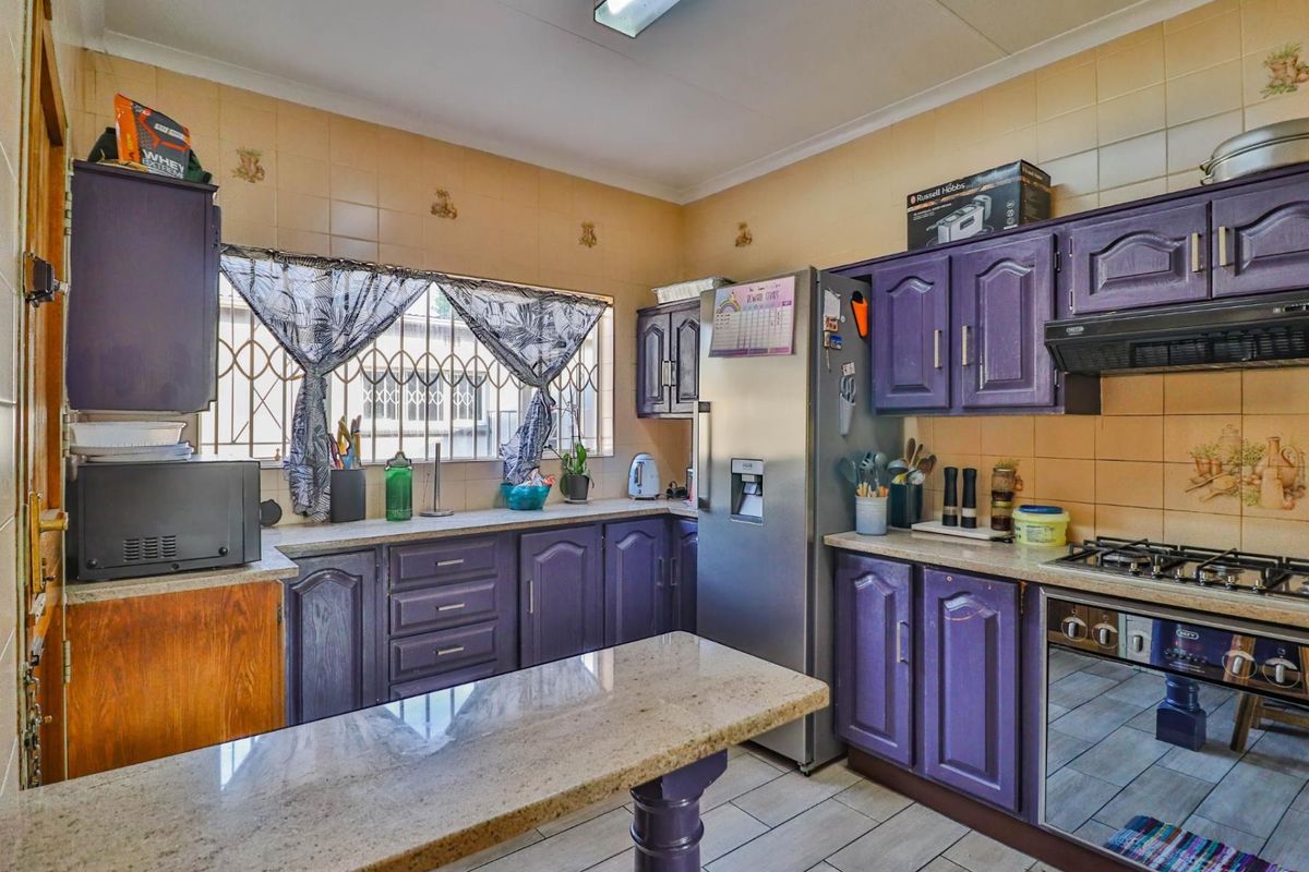 Stunning 3-Bedroom Family Home - A RARE Find! - Photo 4