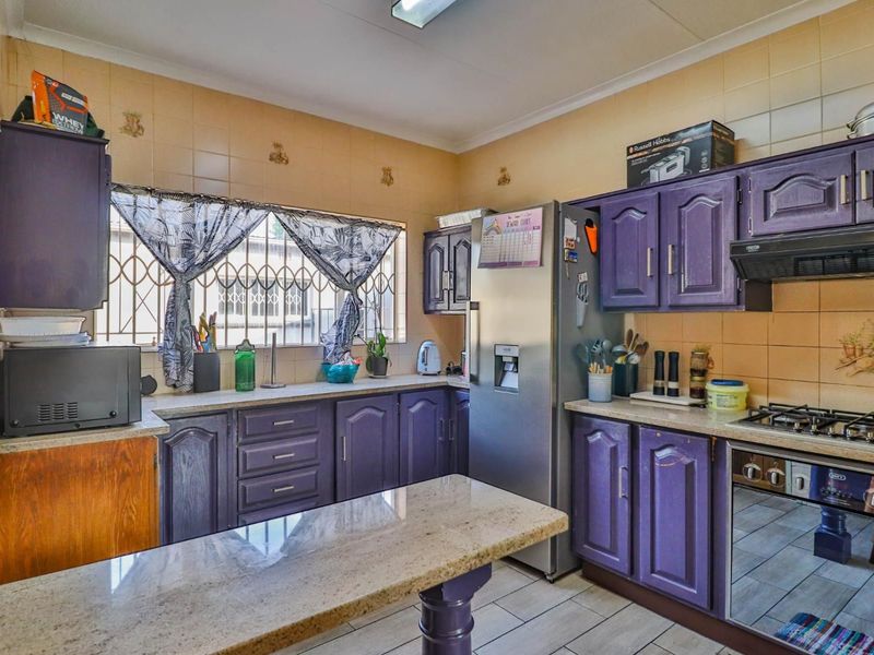 Stunning 3-Bedroom Family Home - A RARE Find! - Photo 4