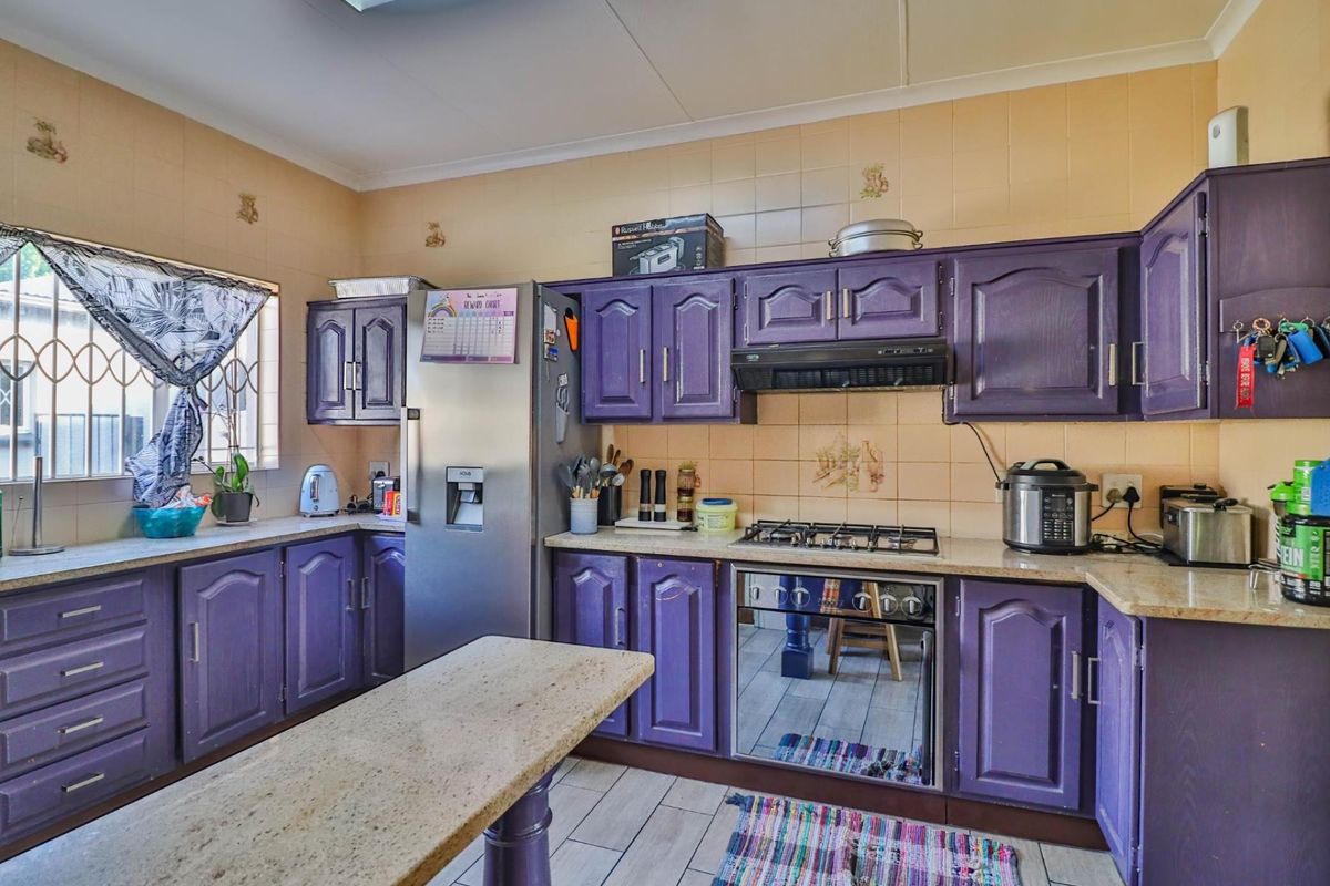 Stunning 3-Bedroom Family Home - A RARE Find! - Photo 5
