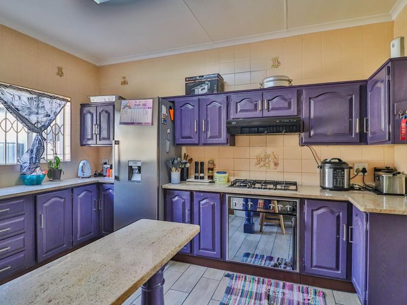 Stunning 3-Bedroom Family Home - A RARE Find! - Photo 5