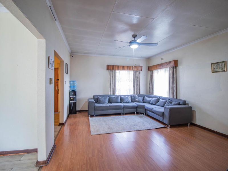 Stunning 3-Bedroom Family Home - A RARE Find! - Photo 6