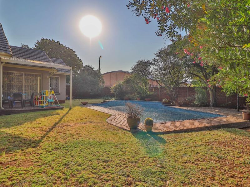 Stunning 3-Bedroom Family Home - A RARE Find! - Photo 2