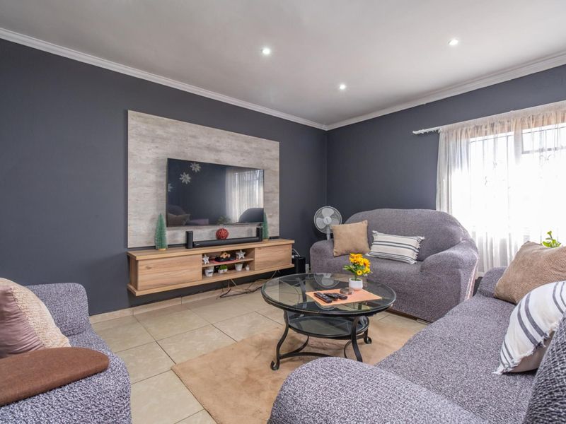 Modern 2-Bedroom Lock-Up & Go Flat in Secure Forest Court – Eldorado Park Ext 6 - Photo 2