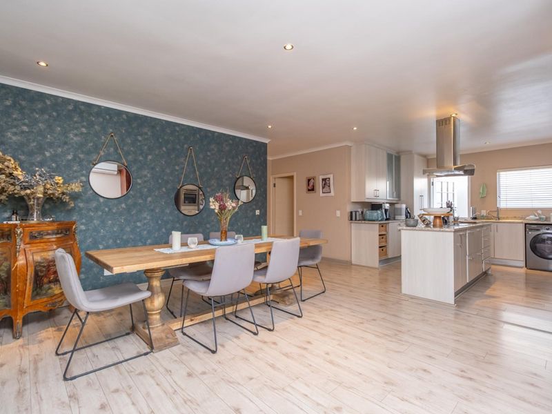 Three bedroom Cedar Lakes Family Home with Pool and Staff accommodation - Photo 5