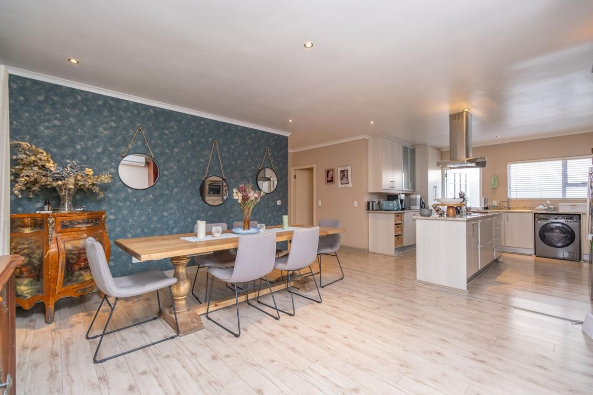 Three bedroom Cedar Lakes Family Home with Pool and Staff accommodation - Photo 5