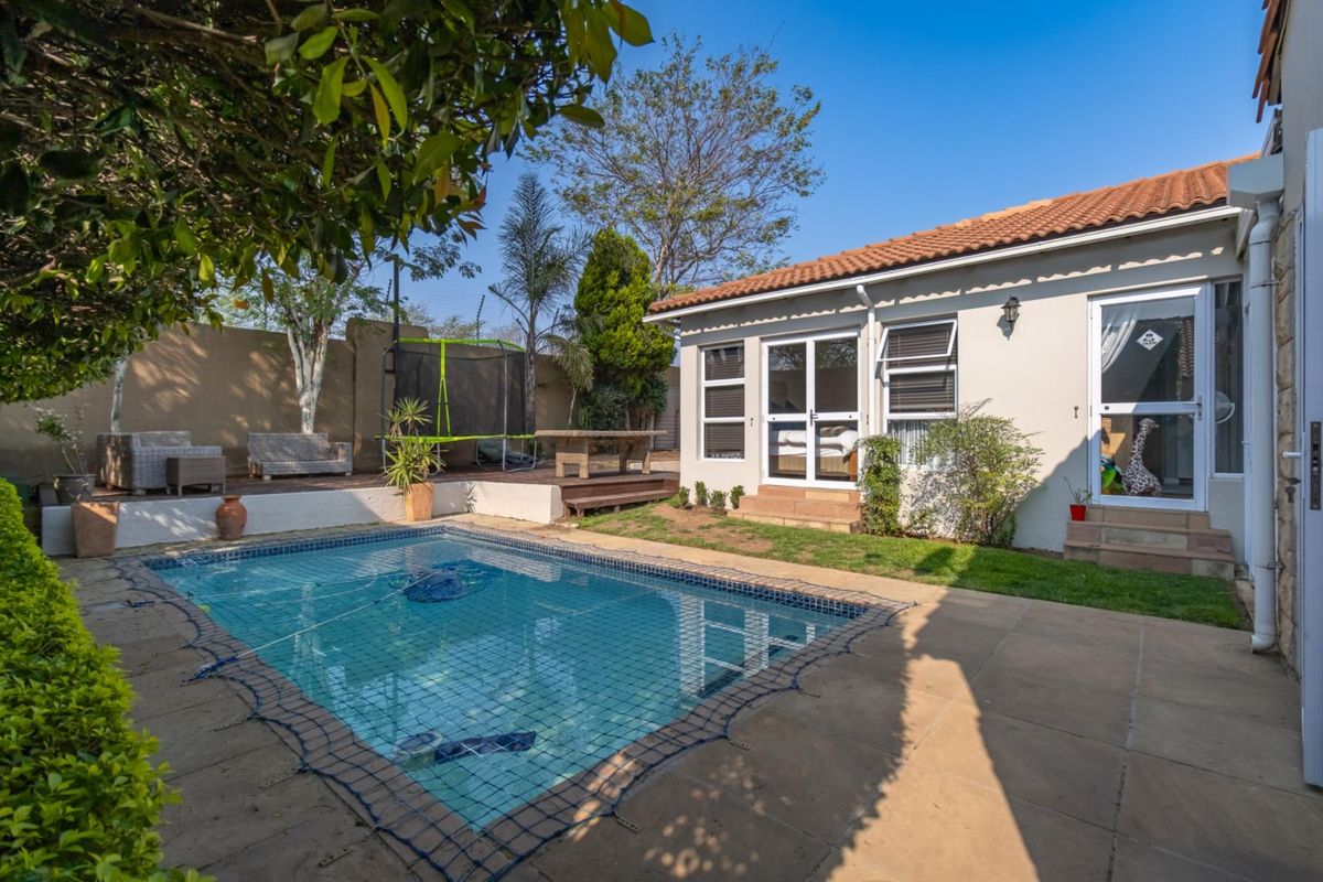 Three bedroom Cedar Lakes Family Home with Pool and Staff accommodation - Photo 2