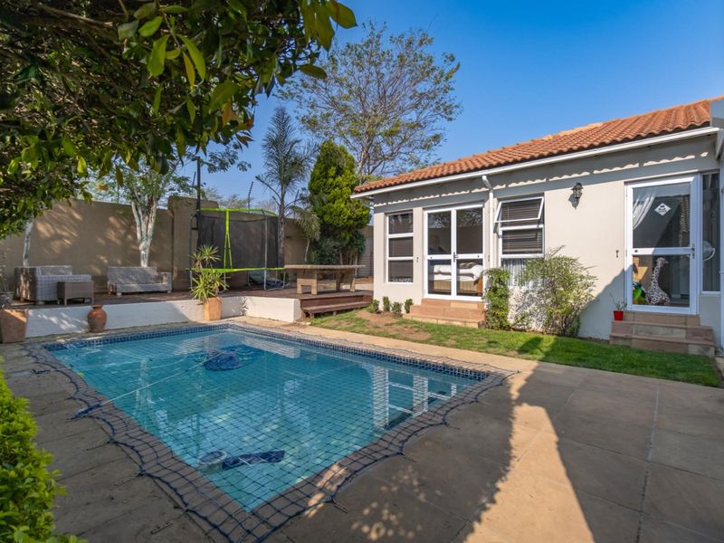 Three bedroom Cedar Lakes Family Home with Pool and Staff accommodation - Photo 2