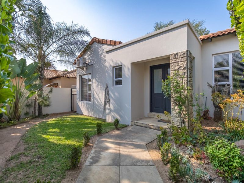 Three bedroom Cedar Lakes Family Home with Pool and Staff accommodation - Photo 4