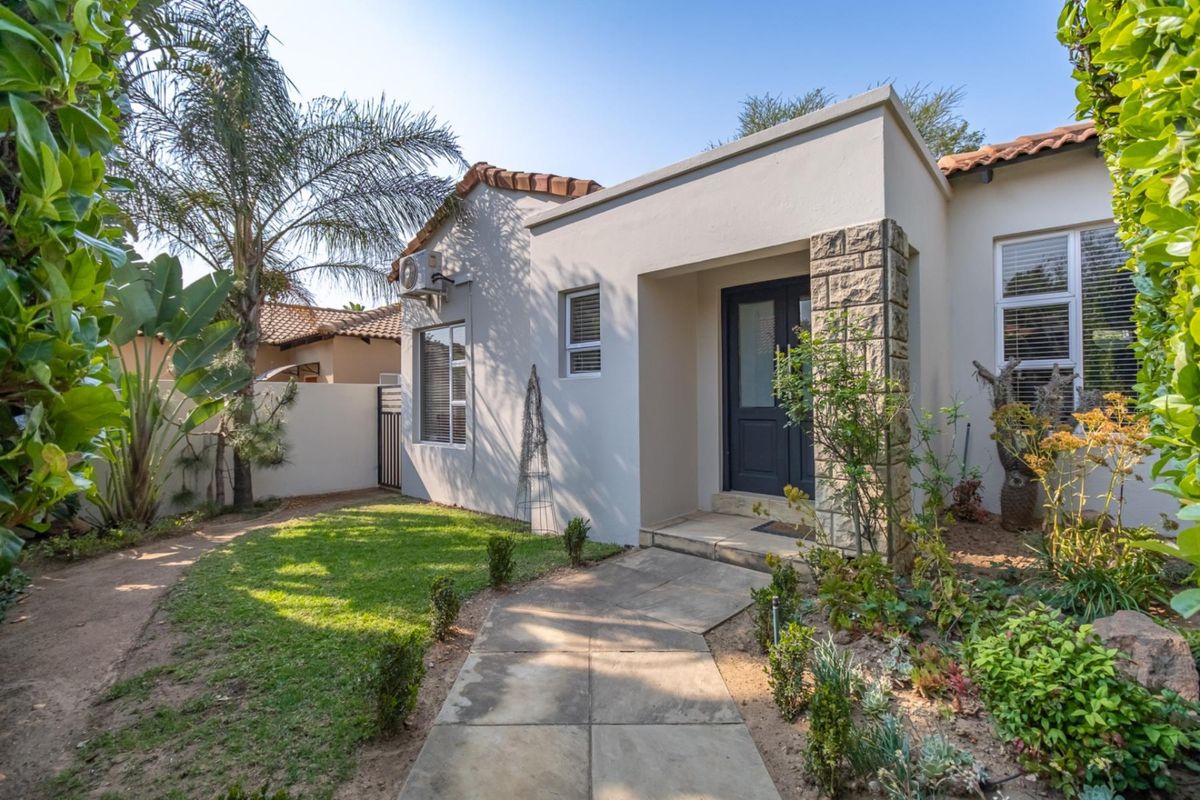 Three bedroom Cedar Lakes Family Home with Pool and Staff accommodation - Photo 4