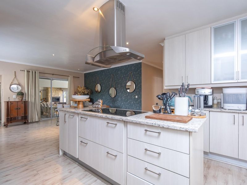 Three bedroom Cedar Lakes Family Home with Pool and Staff accommodation - Photo 10