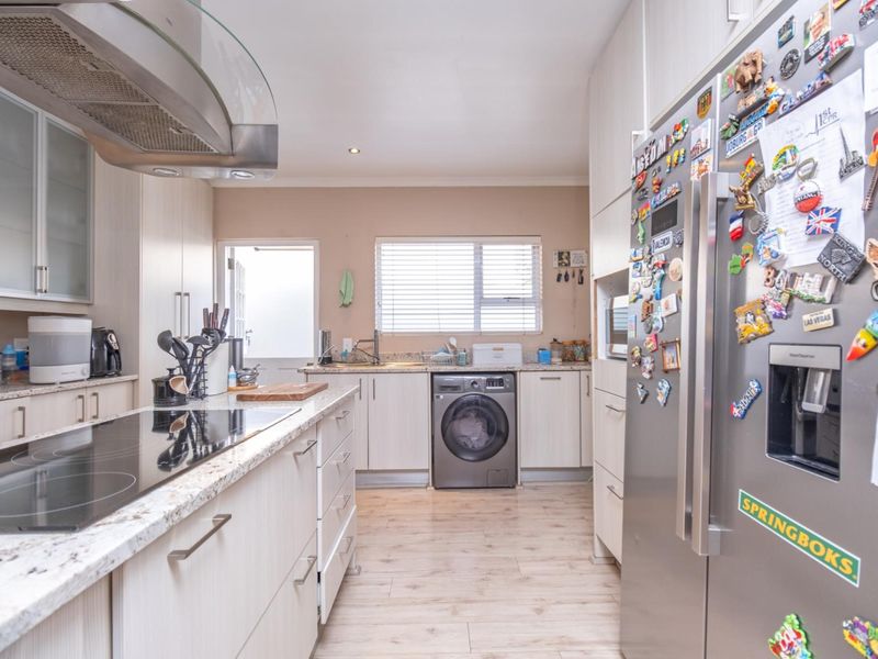 Three bedroom Cedar Lakes Family Home with Pool and Staff accommodation - Photo 9