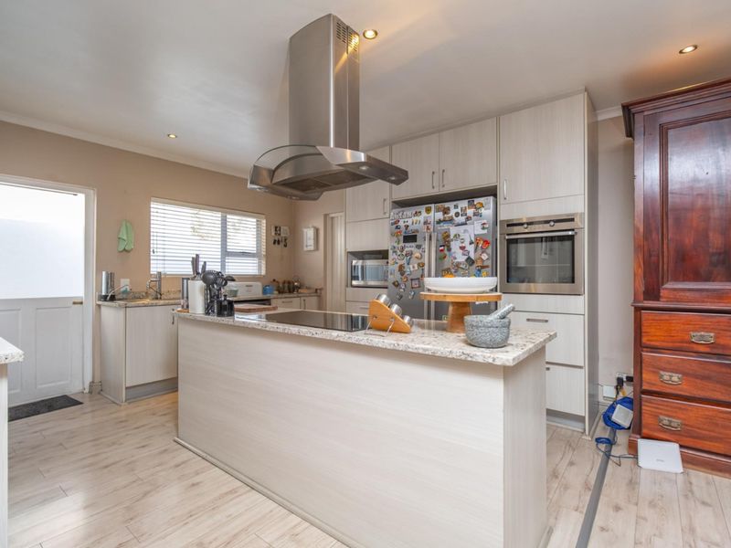 Three bedroom Cedar Lakes Family Home with Pool and Staff accommodation - Photo 8