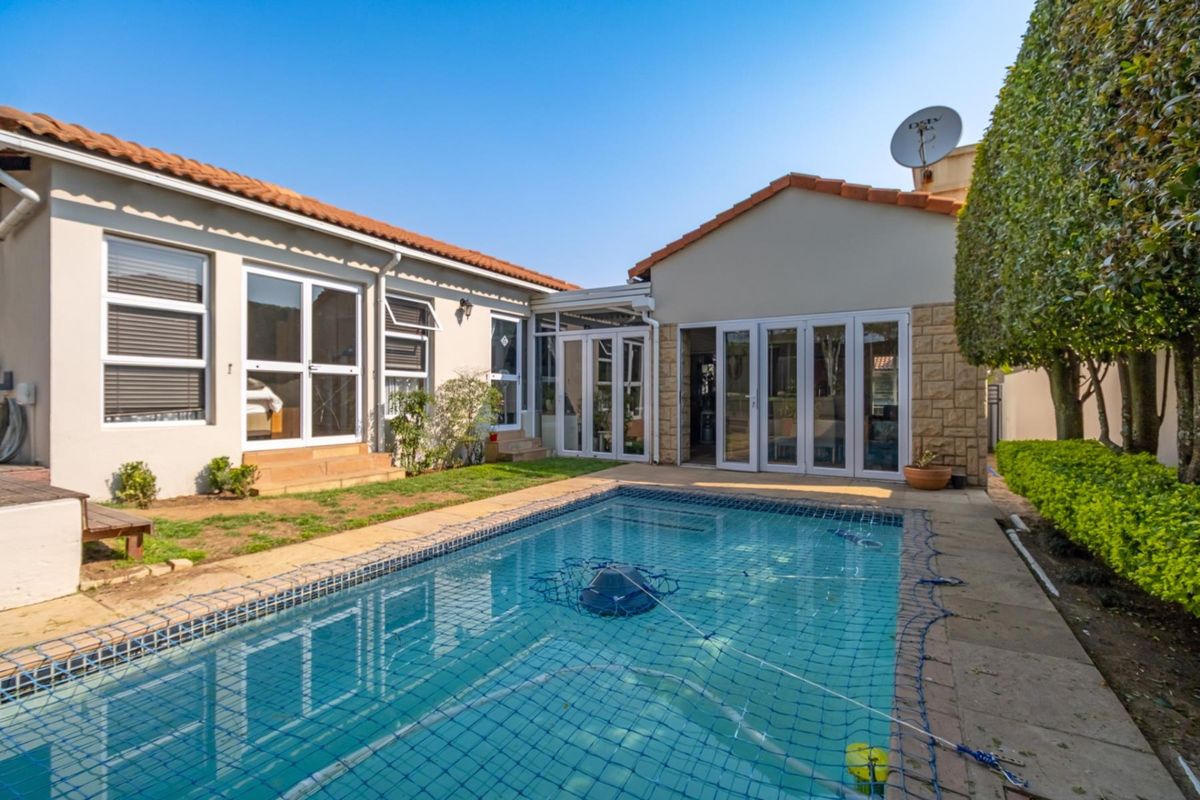 Three bedroom Cedar Lakes Family Home with Pool and Staff accommodation - Photo 3