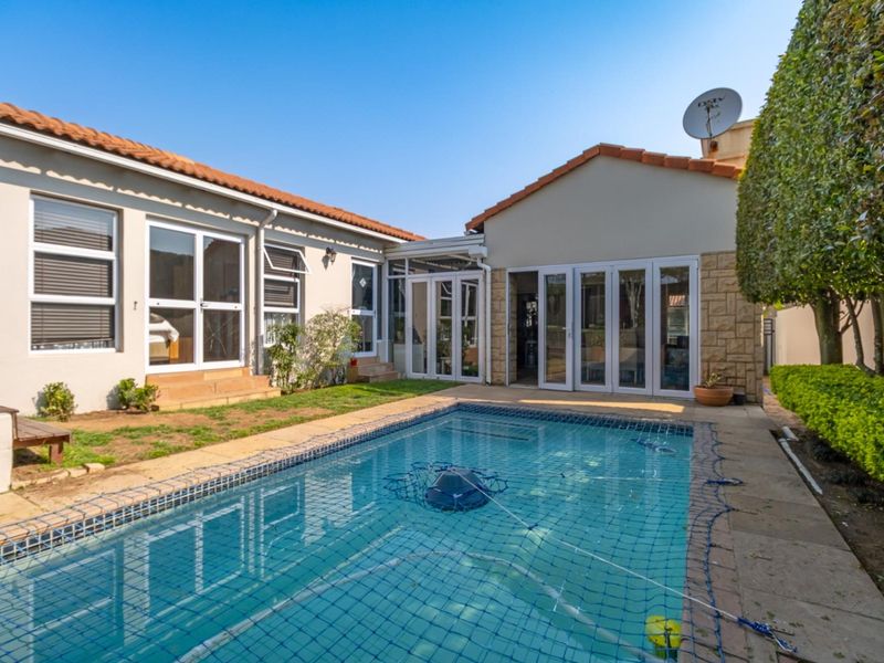 Three bedroom Cedar Lakes Family Home with Pool and Staff accommodation - Photo 3