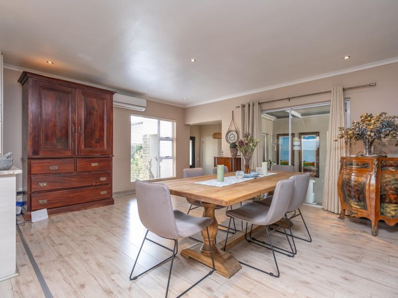 Three bedroom Cedar Lakes Family Home with Pool and Staff accommodation - Photo 7