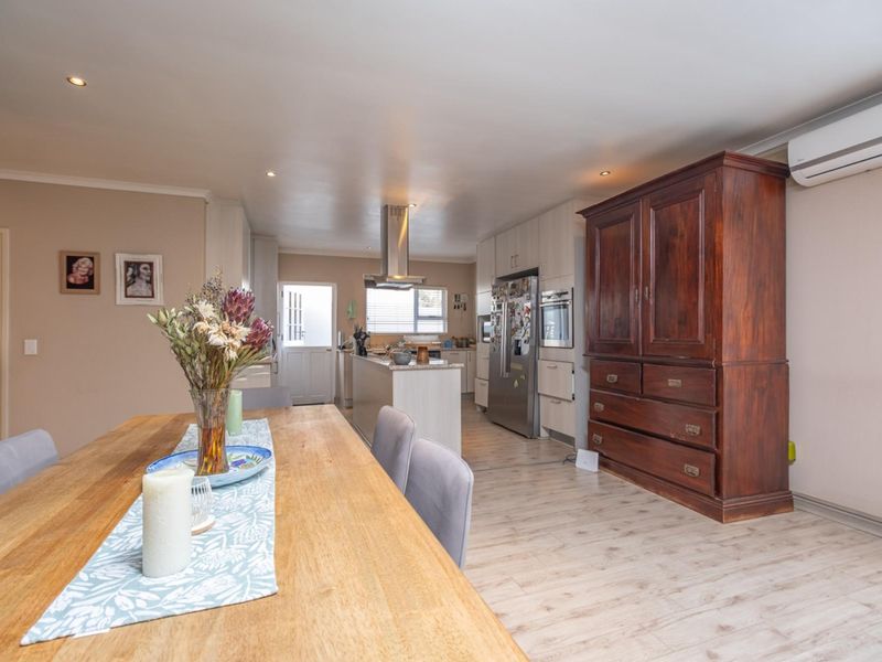 Three bedroom Cedar Lakes Family Home with Pool and Staff accommodation - Photo 6